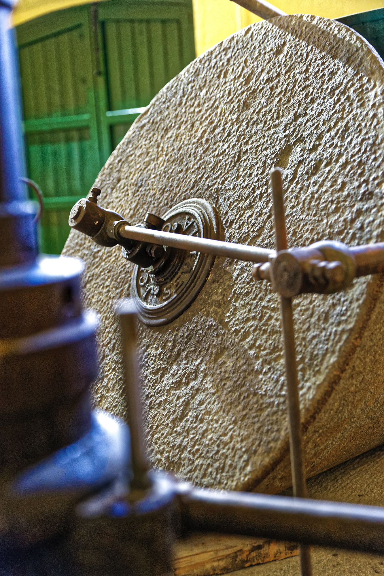 Sur la route nationale 340, à un jet de pierre de Tabernas, Oro del Desertio, petite entreprise familiale exploite ses oliveraies bio dans le respect des traditions et maîtrise sa production de la récolte à la mise en bouteilles.